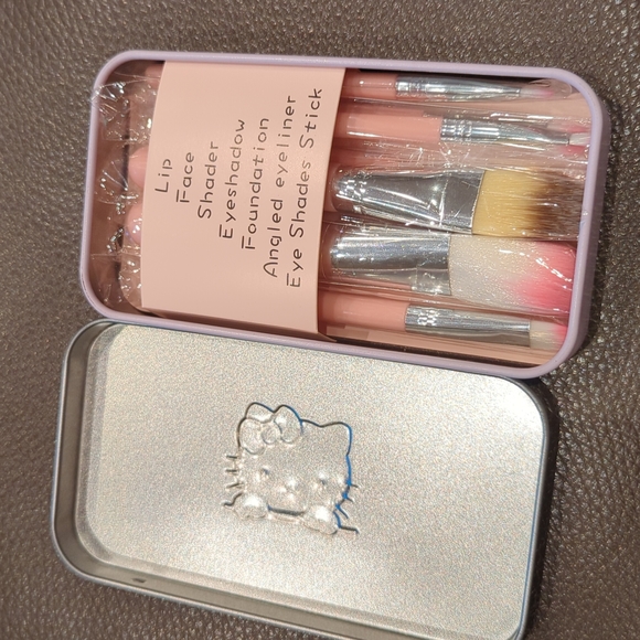 Hello Kitty Travel Makeup Brush Set - Picture 2 of 3